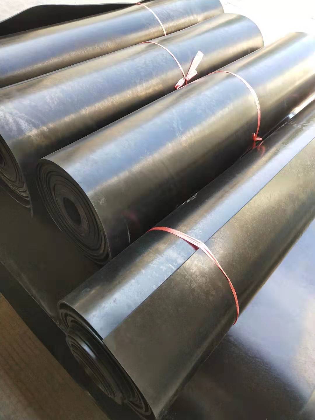 丁腈橡膠板：是由丁二烯和丙烯腈經(jīng)乳液聚合法制得的，丁腈橡膠主要采用低溫乳液聚合法生產(chǎn)。